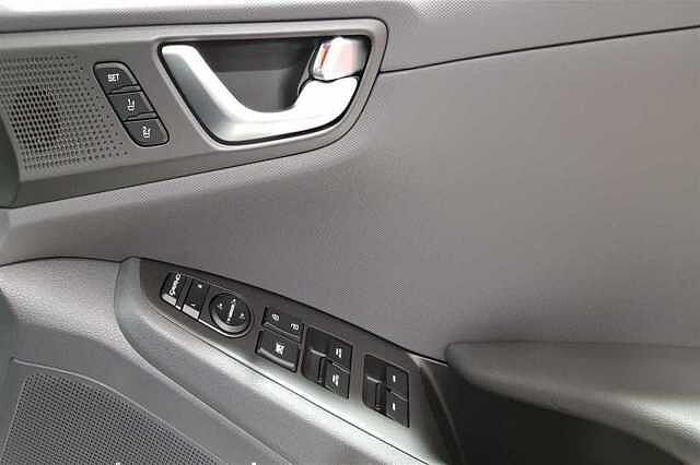 Hyundai IONIQ 1.6 GDi (105ps) Premium SE Plug-in Hybrid