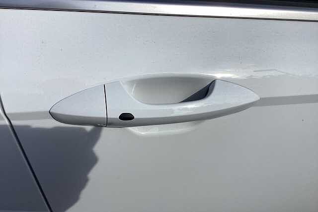 Hyundai KONA E (218ps) Advance White